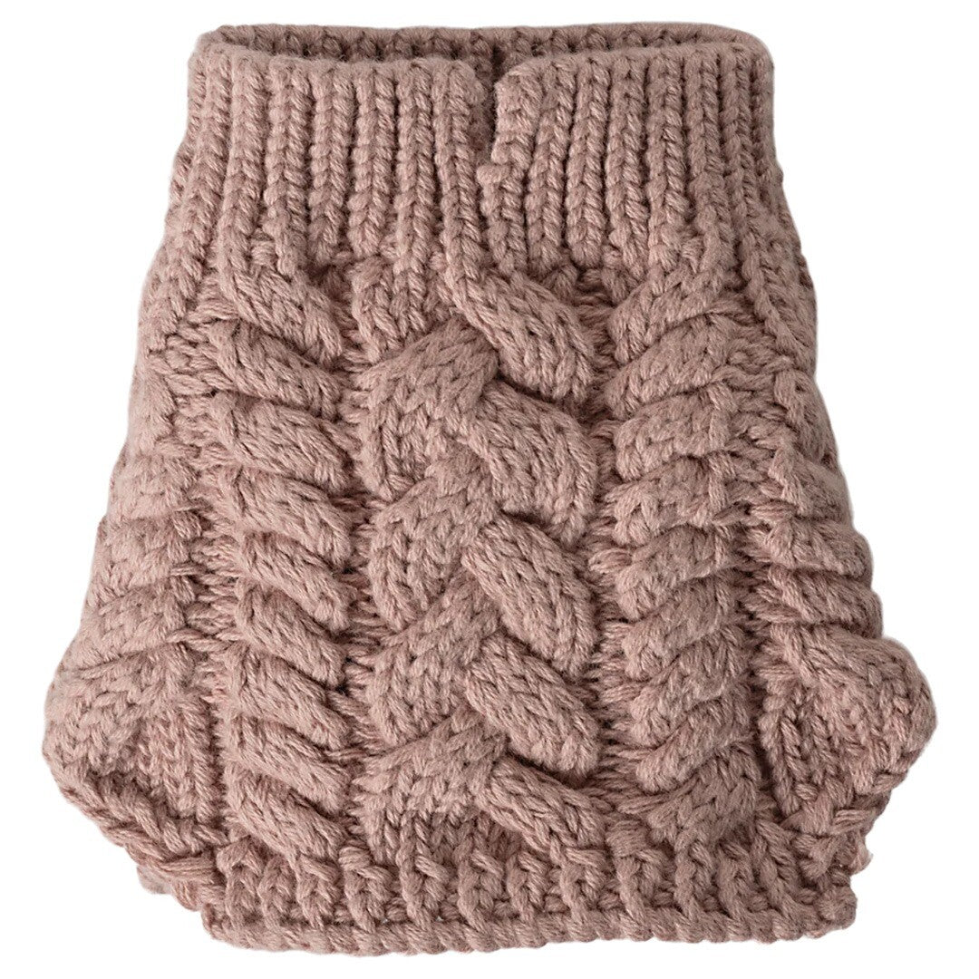 Maileg gebreide poppenkleding sweater in donkerroze met kabelpatroon.