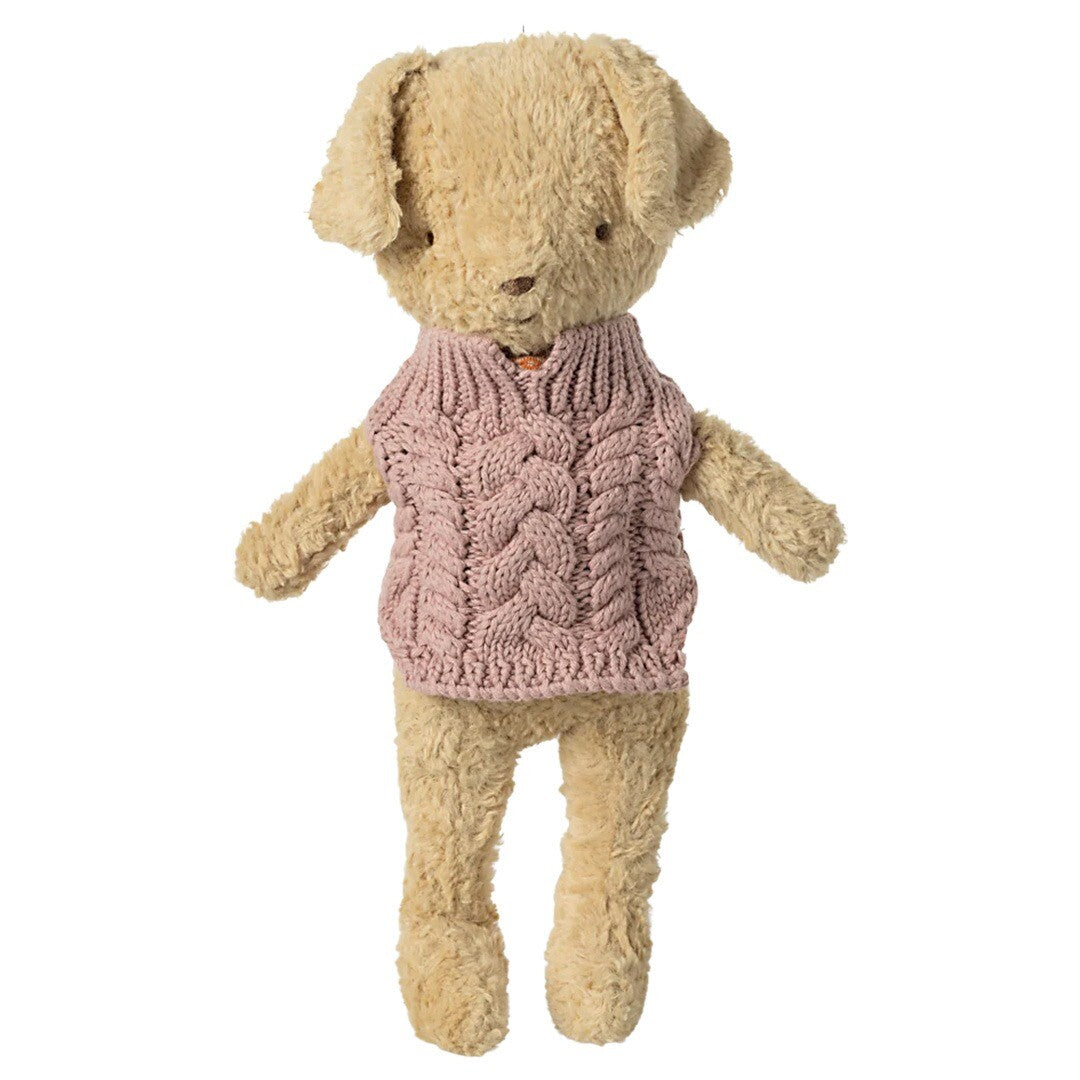 Een Maileg knuffelhond draagt de donkerroze gebreide poppenkleding sweater met kabelpatroon.