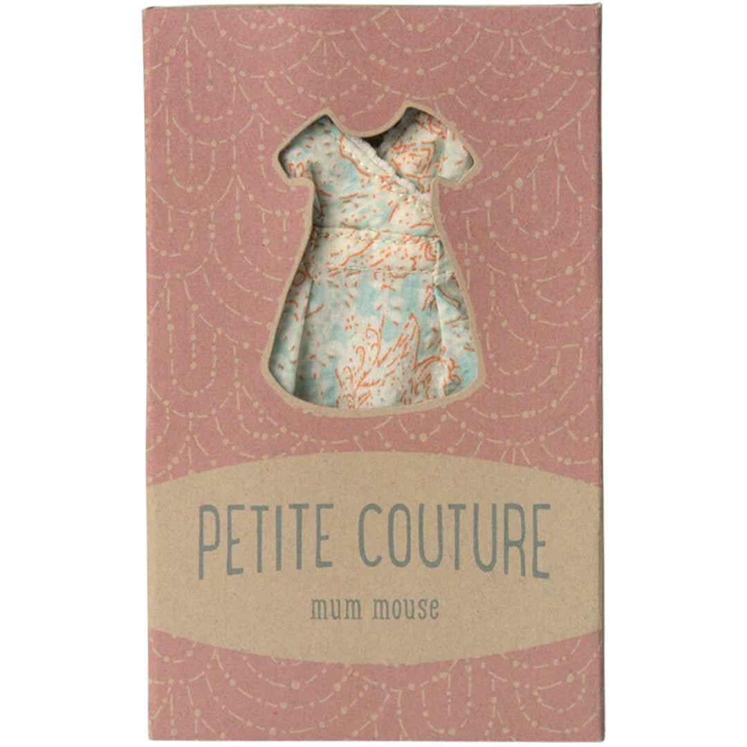 Verpakking van Maileg poppenkleding, een roze doos met uitsparing die de bloemenjurk toont en de tekst 'Petite Couture mum mouse'.
