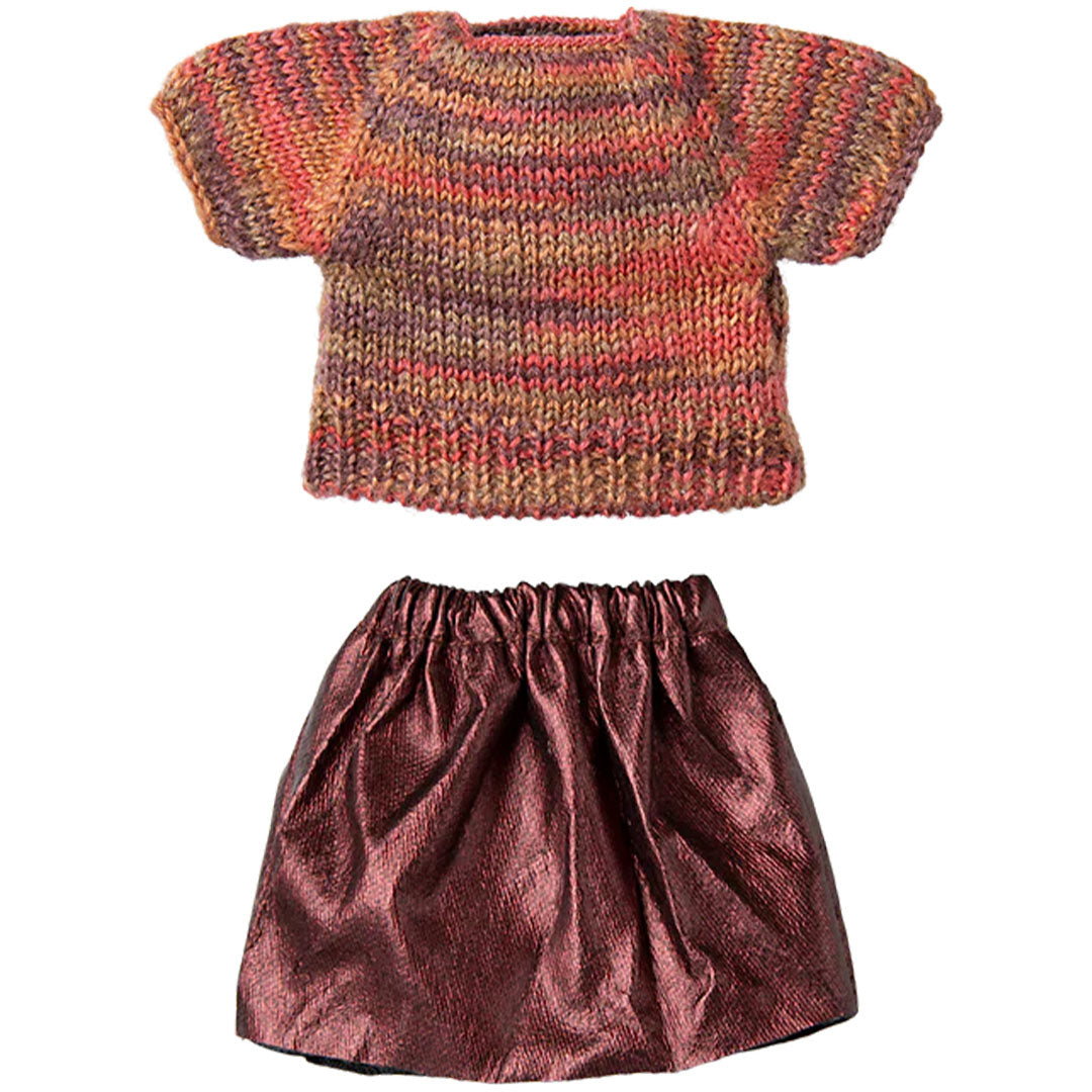 Maileg poppenkleding set met een gebreide veelkleurige trui en een glanzend rood rokje.