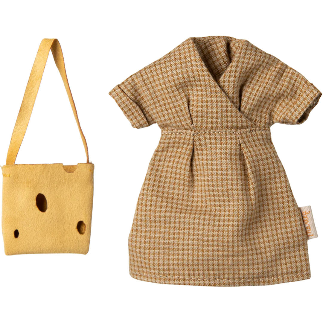 Maileg poppenkleding set met een beige geruite jurk en een gele kaastas.