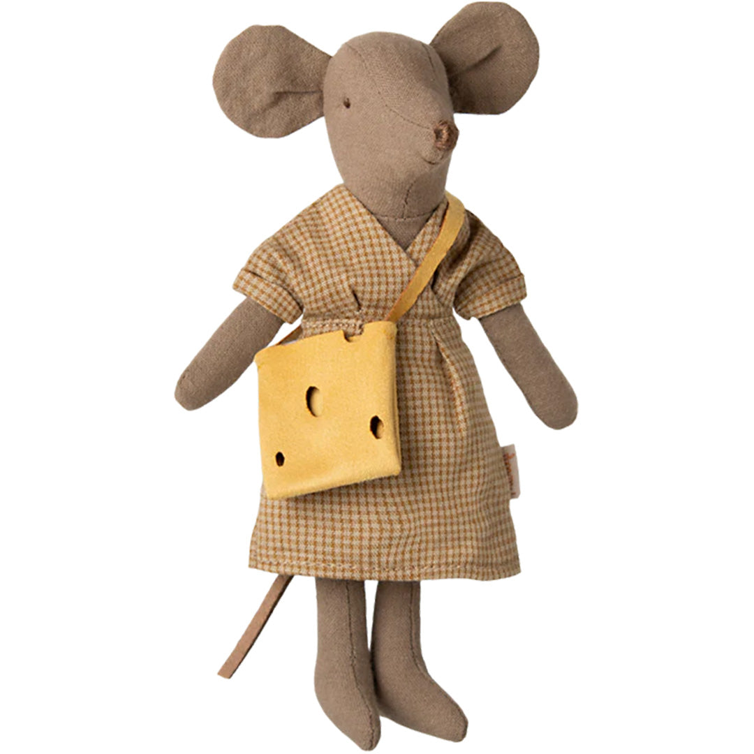 Maileg muizenpop die de beige geruite jurk en de gele kaastas draagt.
