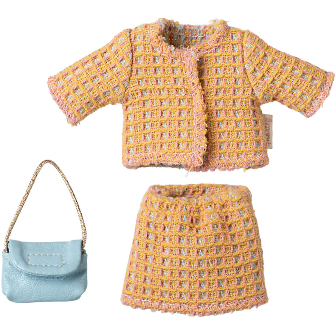Maileg poppenkleding set met geel-roze jasje, bijpassend rokje en een blauw handtasje.