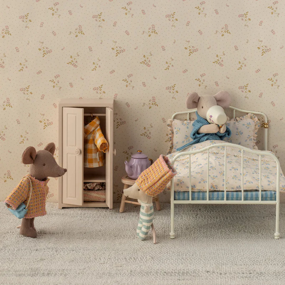 Maileg speelset met drie muizenpoppen in een slaapkamer met bed en kledingkast.