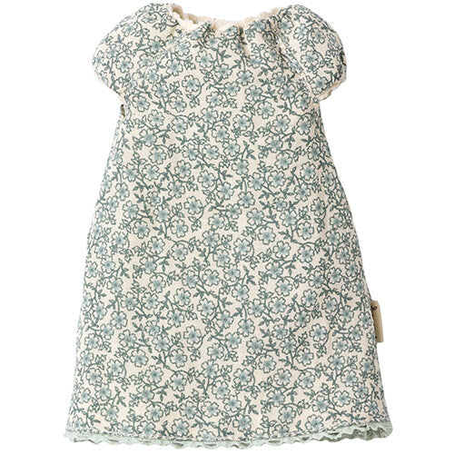 Maileg poppen nachtjapon met beige en blauw bloemenpatroon.