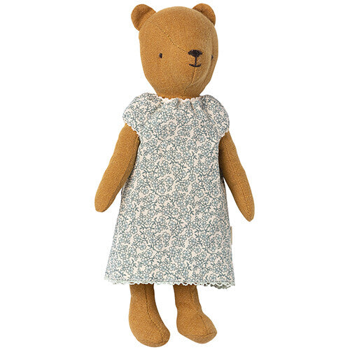 Maileg teddybeer pop draagt een gebloemde nachtjapon.