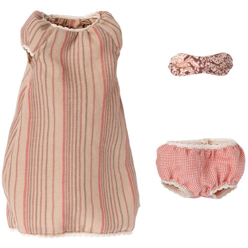 Maileg poppenkleding set met gestreepte nachtjapon, geruite bloomer en hoofdband.