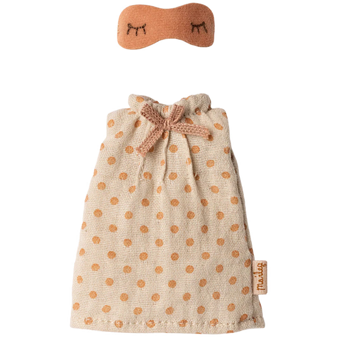 Maileg poppenkleding: een beige nachtjapon met oranje stippen en een bijpassend slaapmasker.