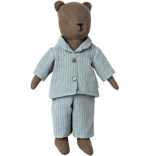 Maileg teddybeer pop draagt een gestreepte blauwe pyjama.