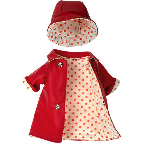 Maileg poppenkleding: een open rode regenjas en hoed met witte voering met rode stippen.