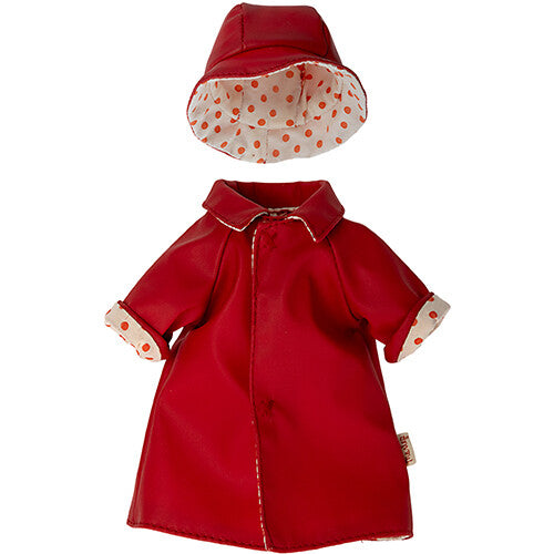 Maileg poppenkleding: een gesloten rode regenjas en hoed met witte voering met rode stippen.