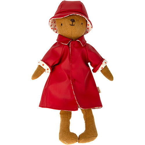 Maileg teddybeer pop draagt een rode regenjas en hoed met stippen.