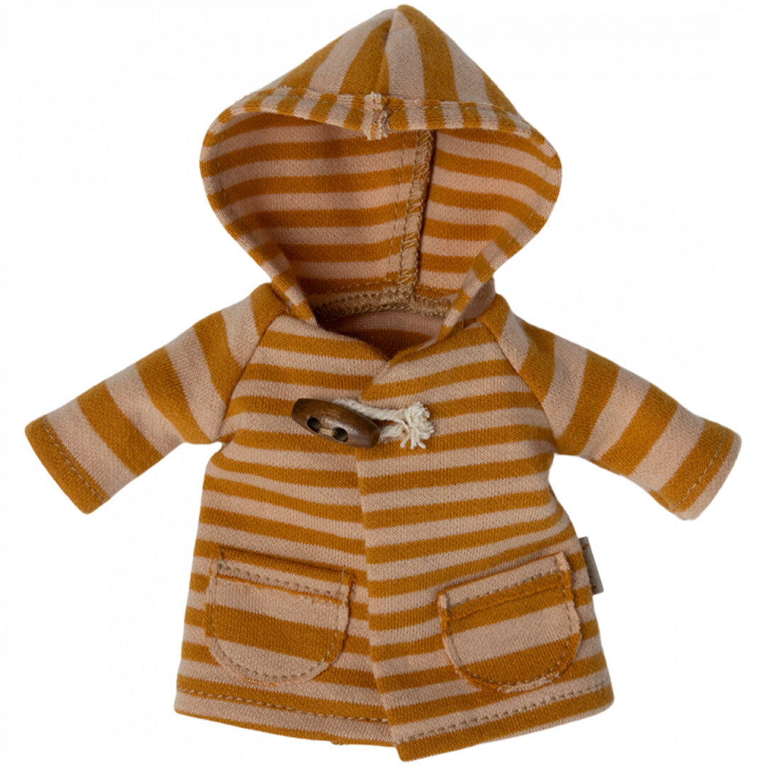 Maileg gestreepte poppenjas met capuchon en houten sluiting.