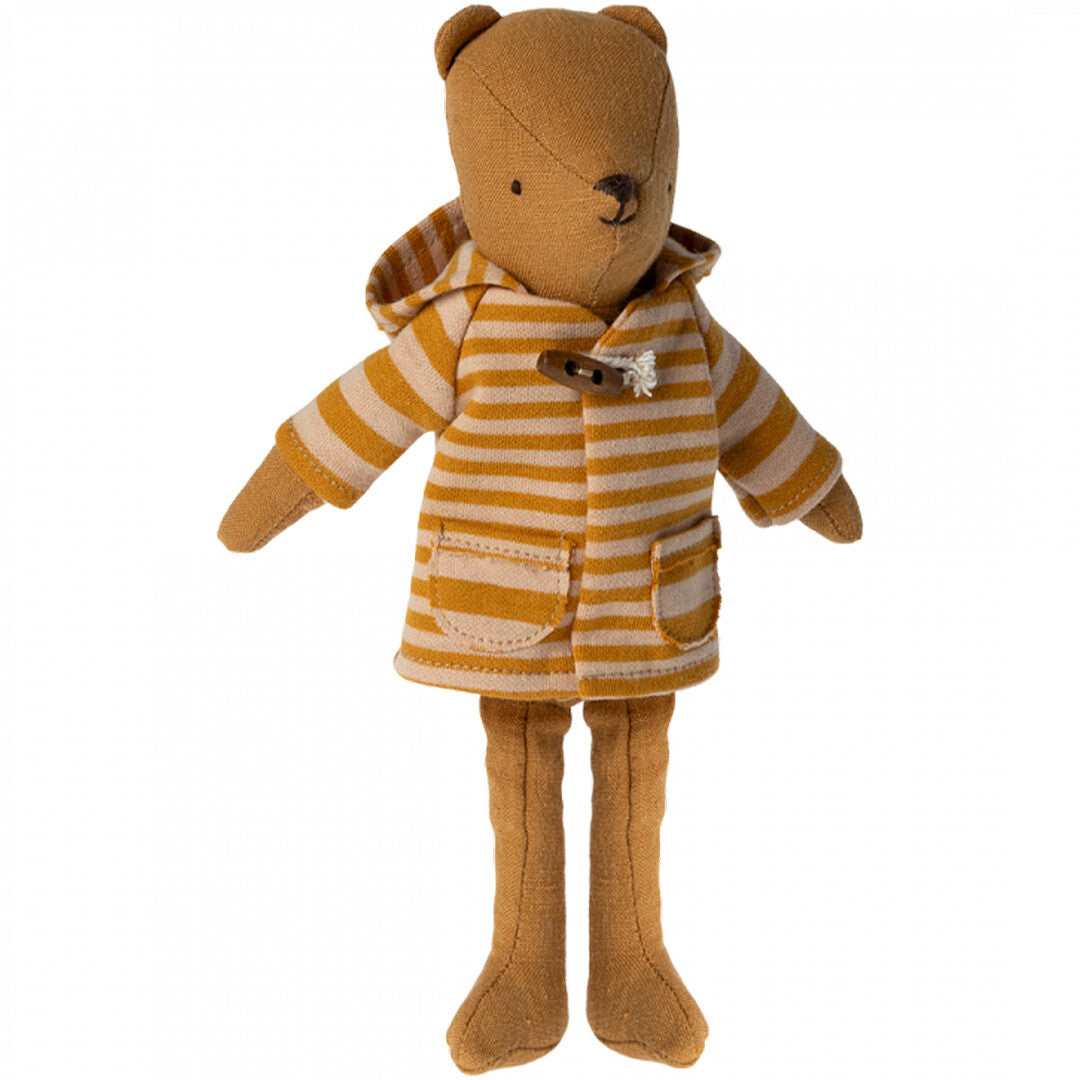 Maileg teddybeer pop draagt een gestreepte jas met capuchon.