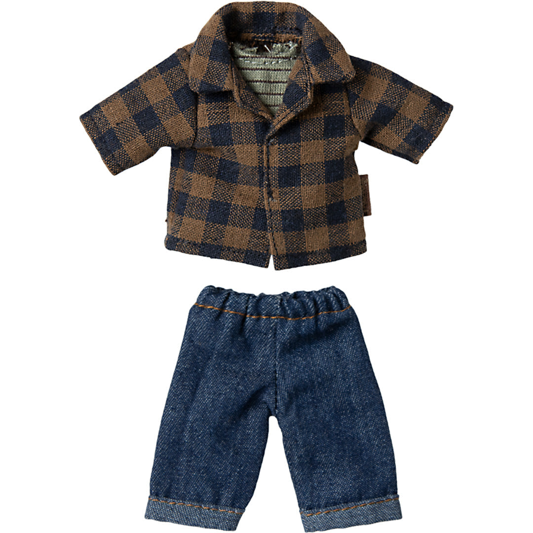 Maileg poppenkleding: een bruin geruit overhemd en een blauwe denim broek.