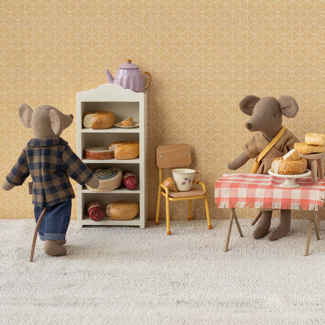 Twee Maileg muizenpoppen in een speelset, waarvan één de bruin geruite overhemd en denim broek draagt.