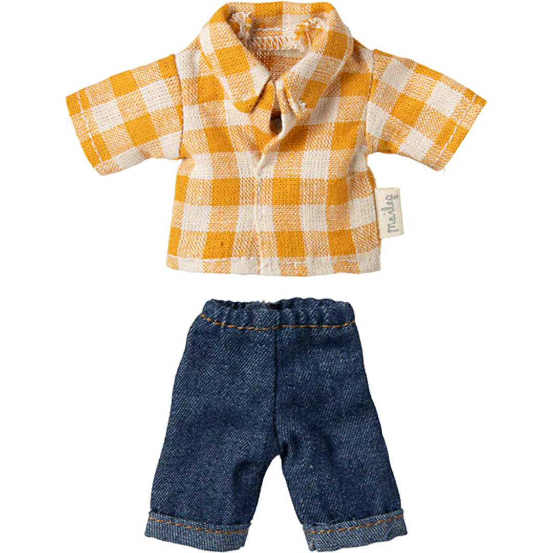 Maileg poppenkleding set met een geel geruit overhemd en een denim broek.