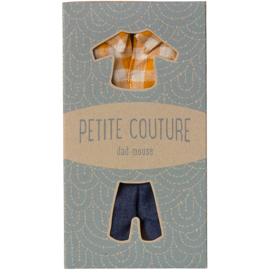 Verpakking van de Maileg poppenkleding set met een geel geruit overhemd en een denim broek, met de tekst 'PETITE COUTURE dad mouse'.