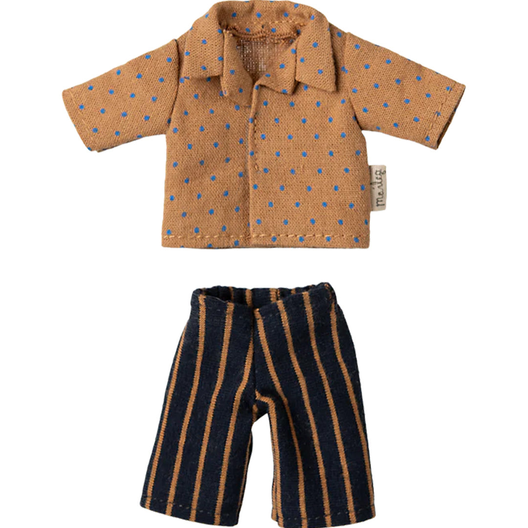 Maileg poppenkleding set met een bruin shirt met blauwe stippen en een donkerblauwe gestreepte broek.