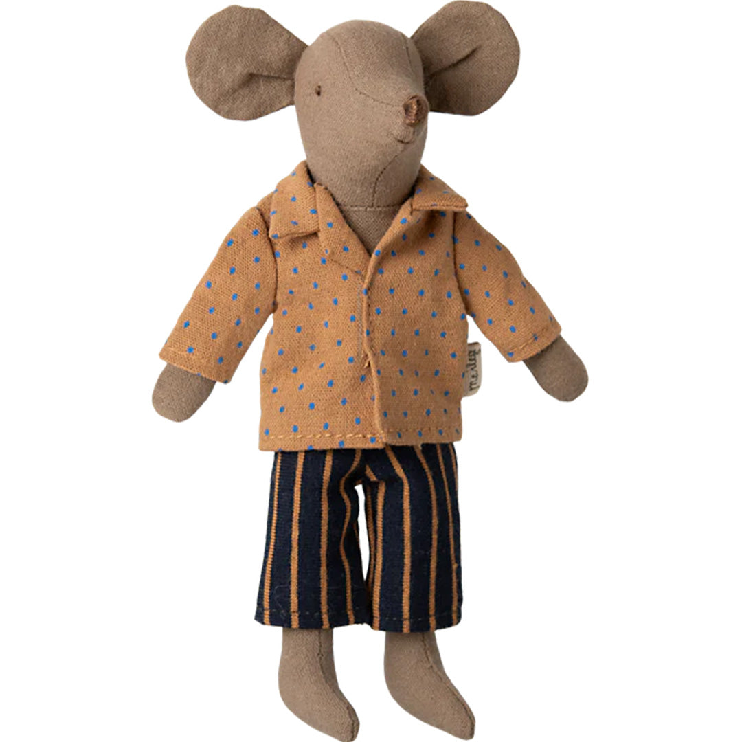 Een Maileg muis pop draagt de bruine gestippelde shirt en donkerblauwe gestreepte broek.