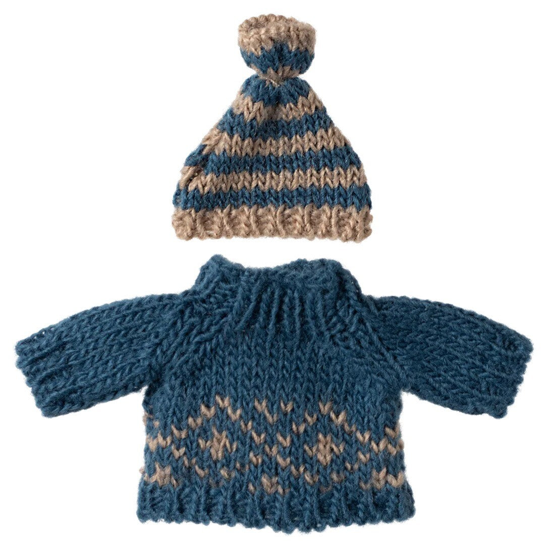 Maileg gebreide poppenkleding set met blauwe trui en gestreepte muts.