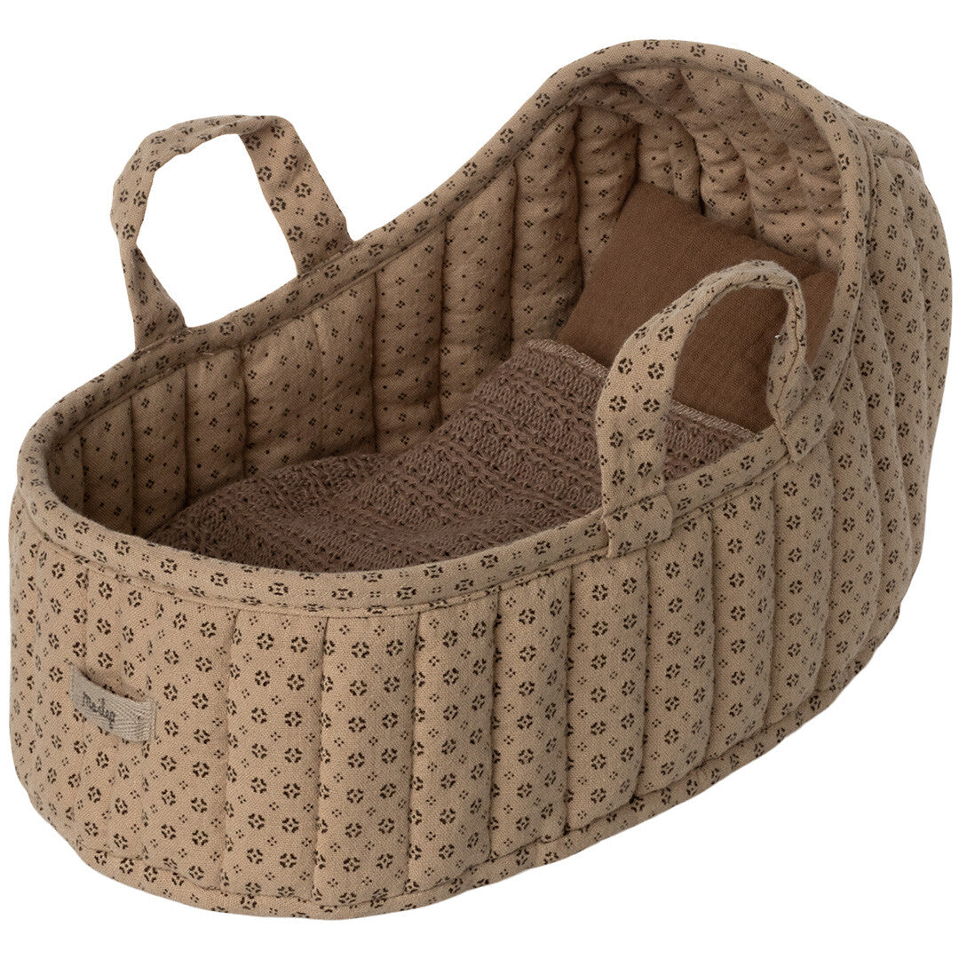 Maileg poppenreiswieg in beige met geometrisch patroon, inclusief bruin kussen en gebreide deken.