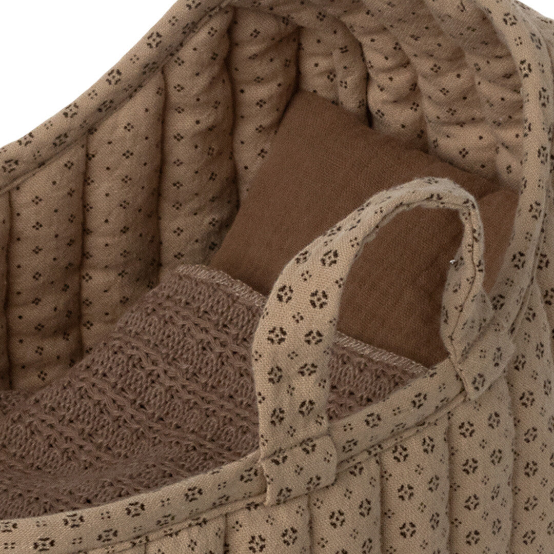 Detail van de Maileg poppenreiswieg met het bruine kussen en de gebreide deken.