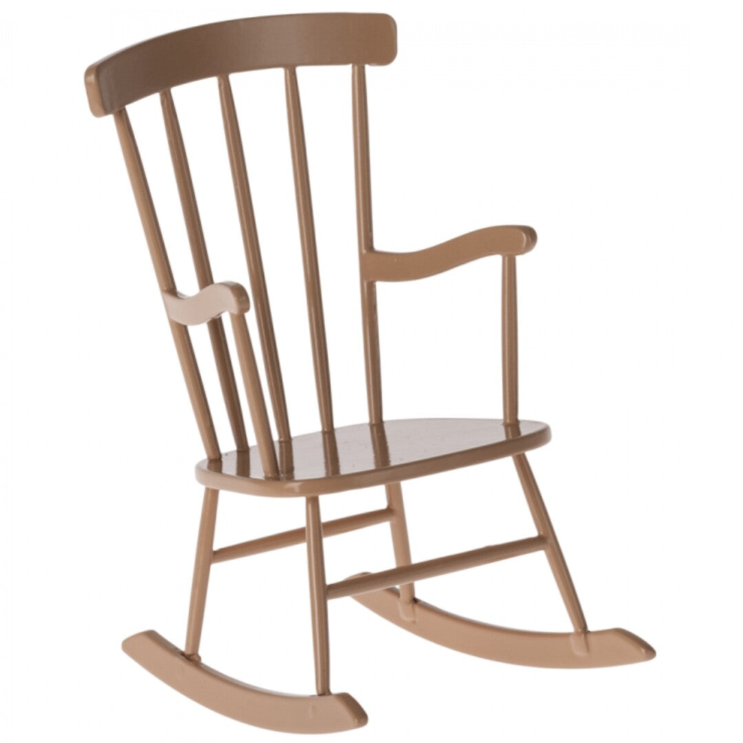 Maileg beige metalen poppenschommelstoel.