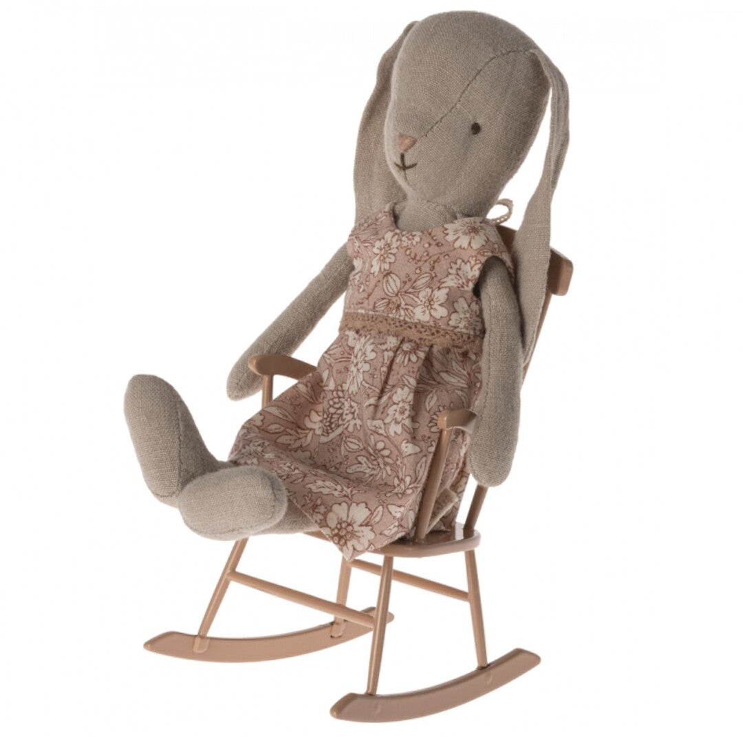 Maileg poppenschommelstoel met een konijnpopje erin.