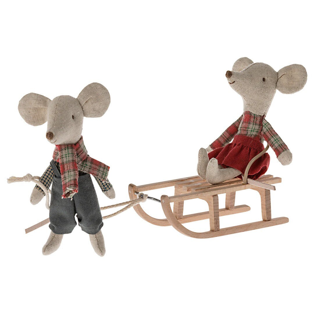 Twee Maileg muizen met de houten poppenslee, waarbij één muis de slee trekt en de ander erop zit.