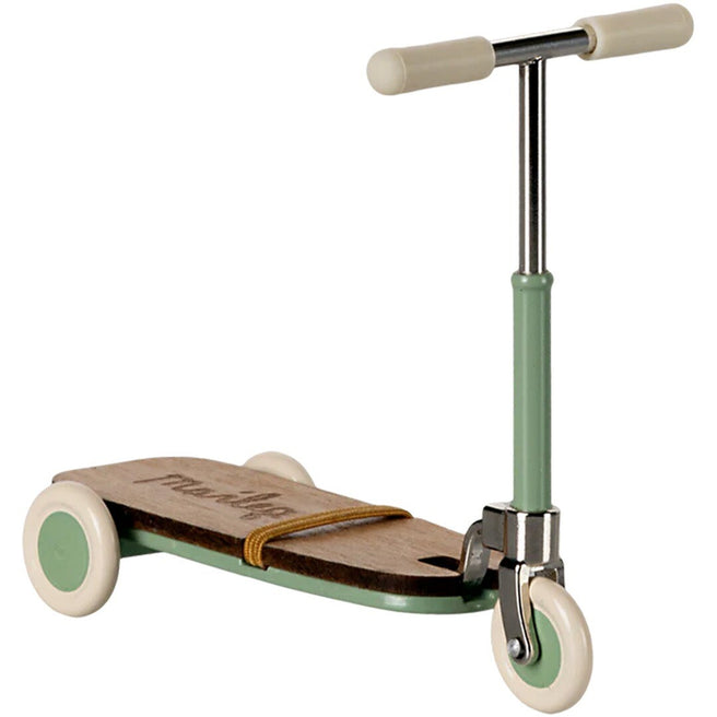 Maileg poppenstep met houten dek en mintgroene accenten.