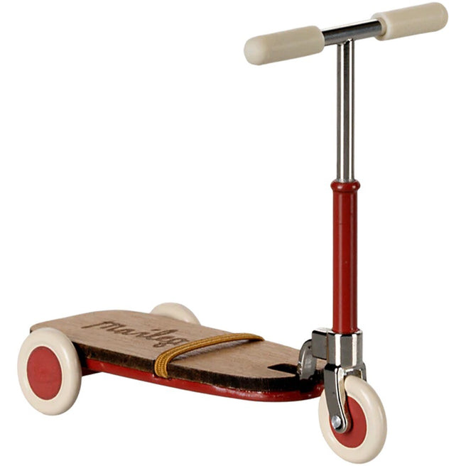 Maileg rode poppenstep van hout en metaal met crème wielen en handvatten.