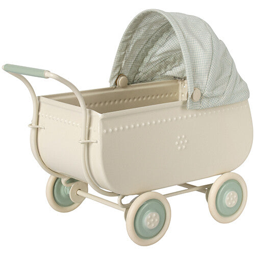 Maileg poppenwagen in beige met geruite kap en mintgroene details.