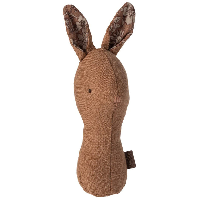 Maileg babyspeelgoed rammelaar in de vorm van een bruin konijn met gebloemde oren.