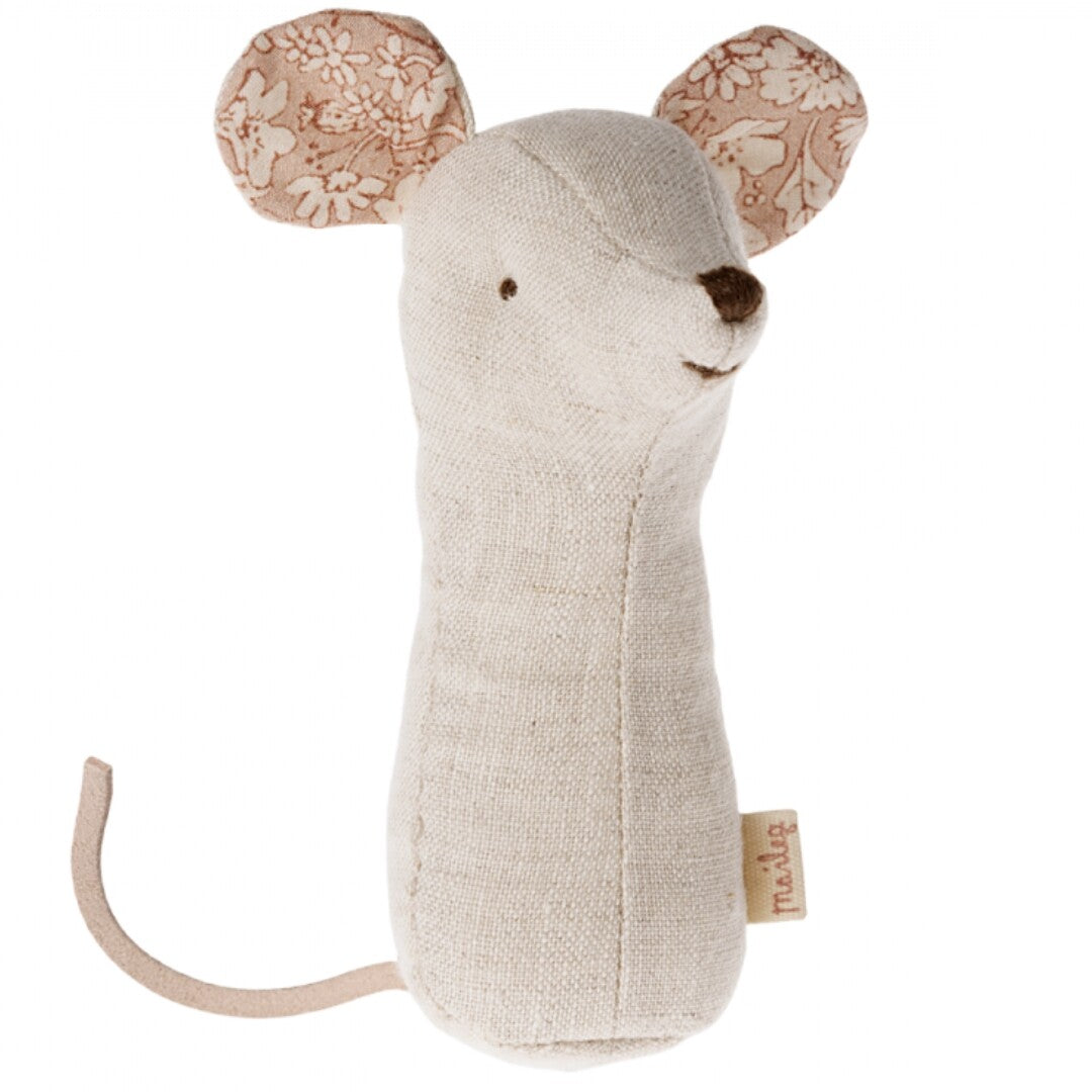 Maileg babyspeelgoed rammelaar in de vorm van een beige stoffen muis met gebloemde oren.