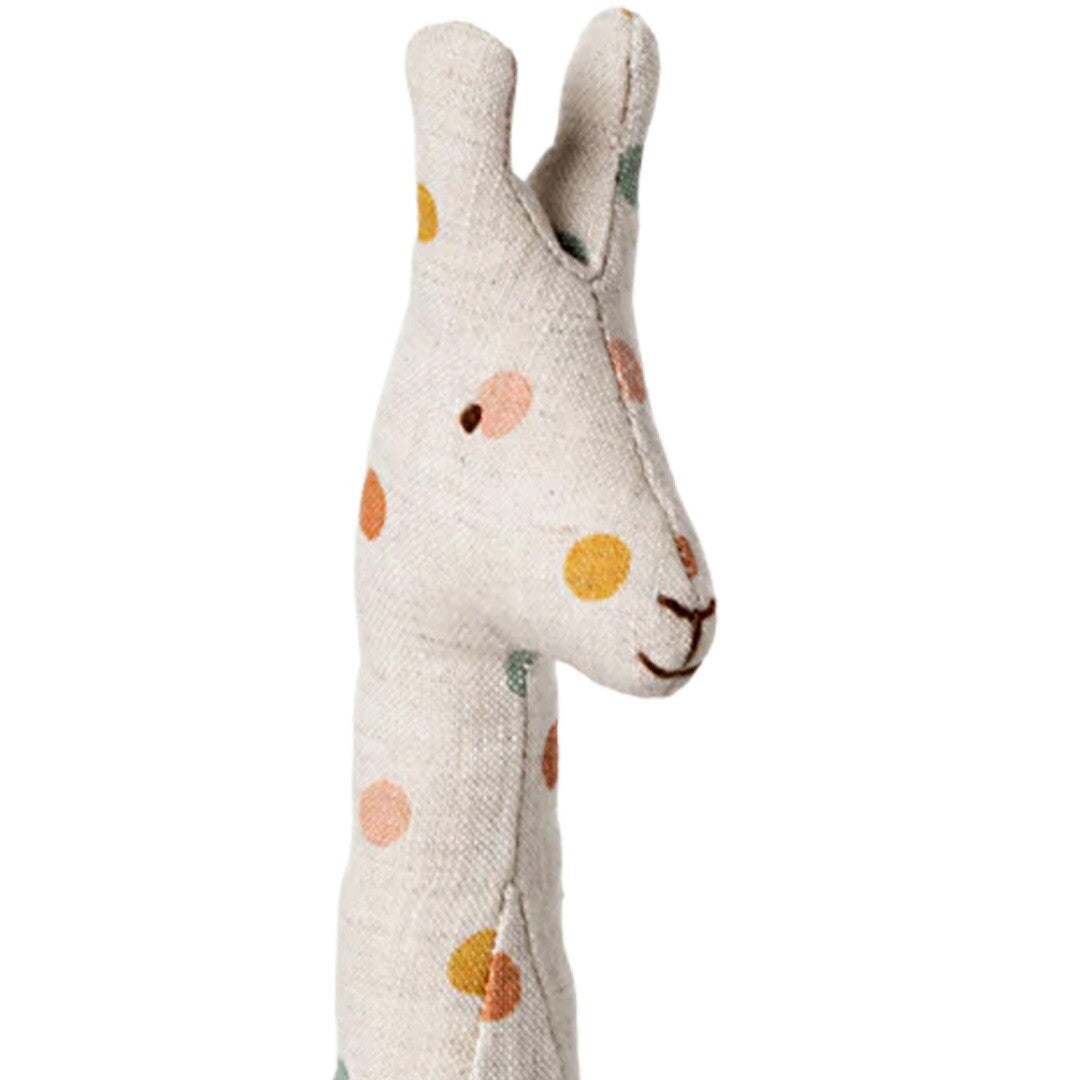 Detail van de kop van de Maileg pluchen safari friends giraffe met stippen.
