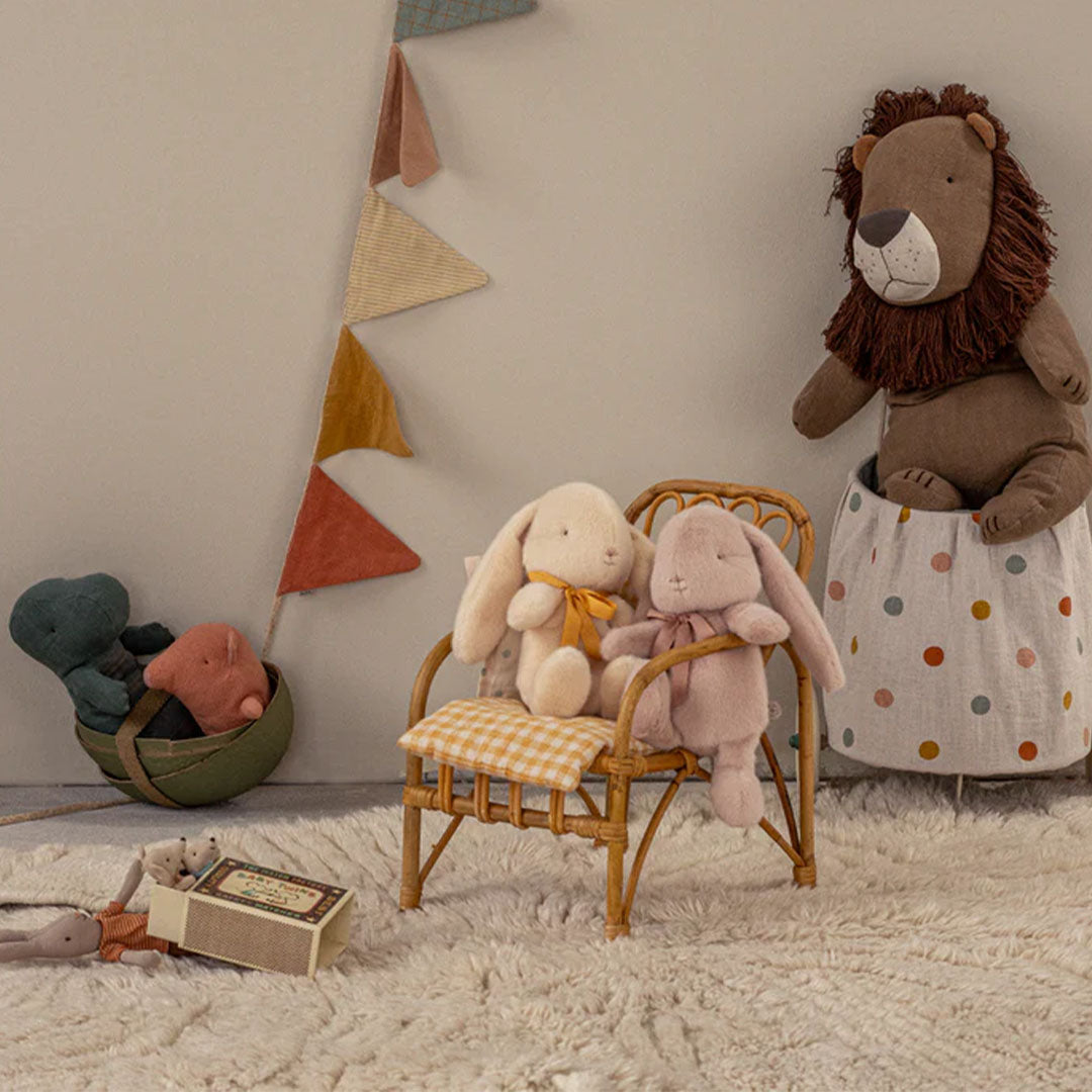 Maileg safari friends grote pluchen leeuw met stippenrok in een speelkamer met andere knuffels.