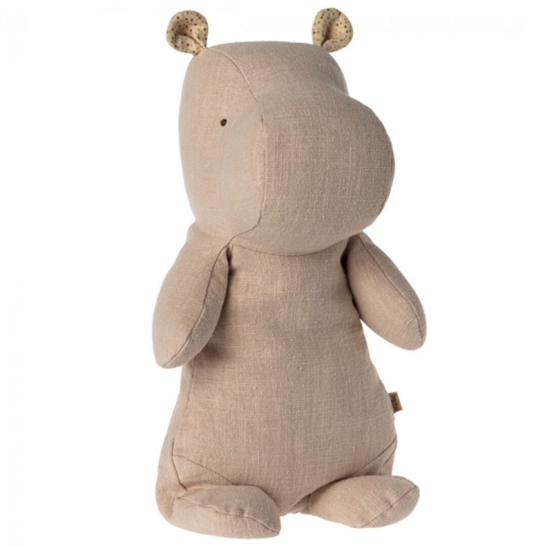 Maileg pluchen nijlpaard van beige stof met oren met stippenpatroon.