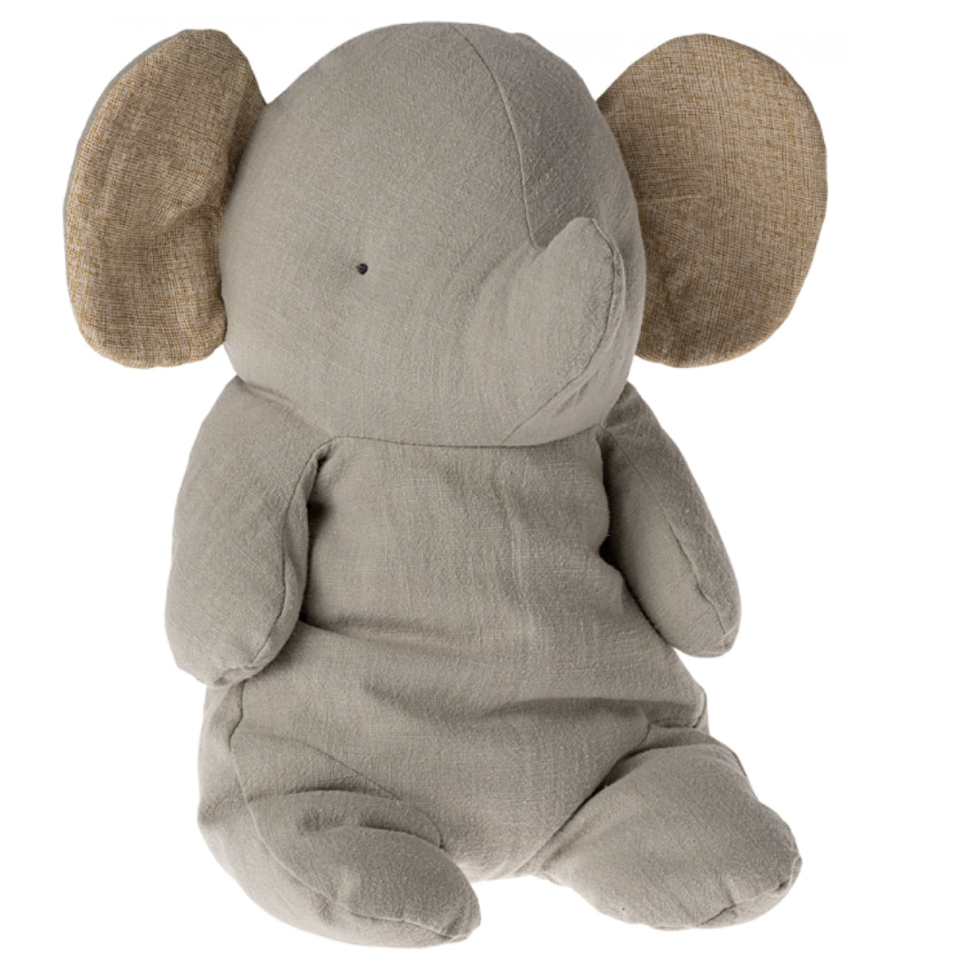 Maileg pluchen olifant in grijs, zittend op een witte achtergrond.