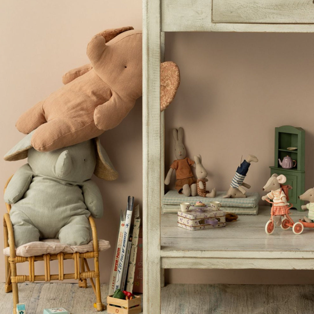 Maileg pluchen olifant en andere safari friends knuffels in een speelsetting.
