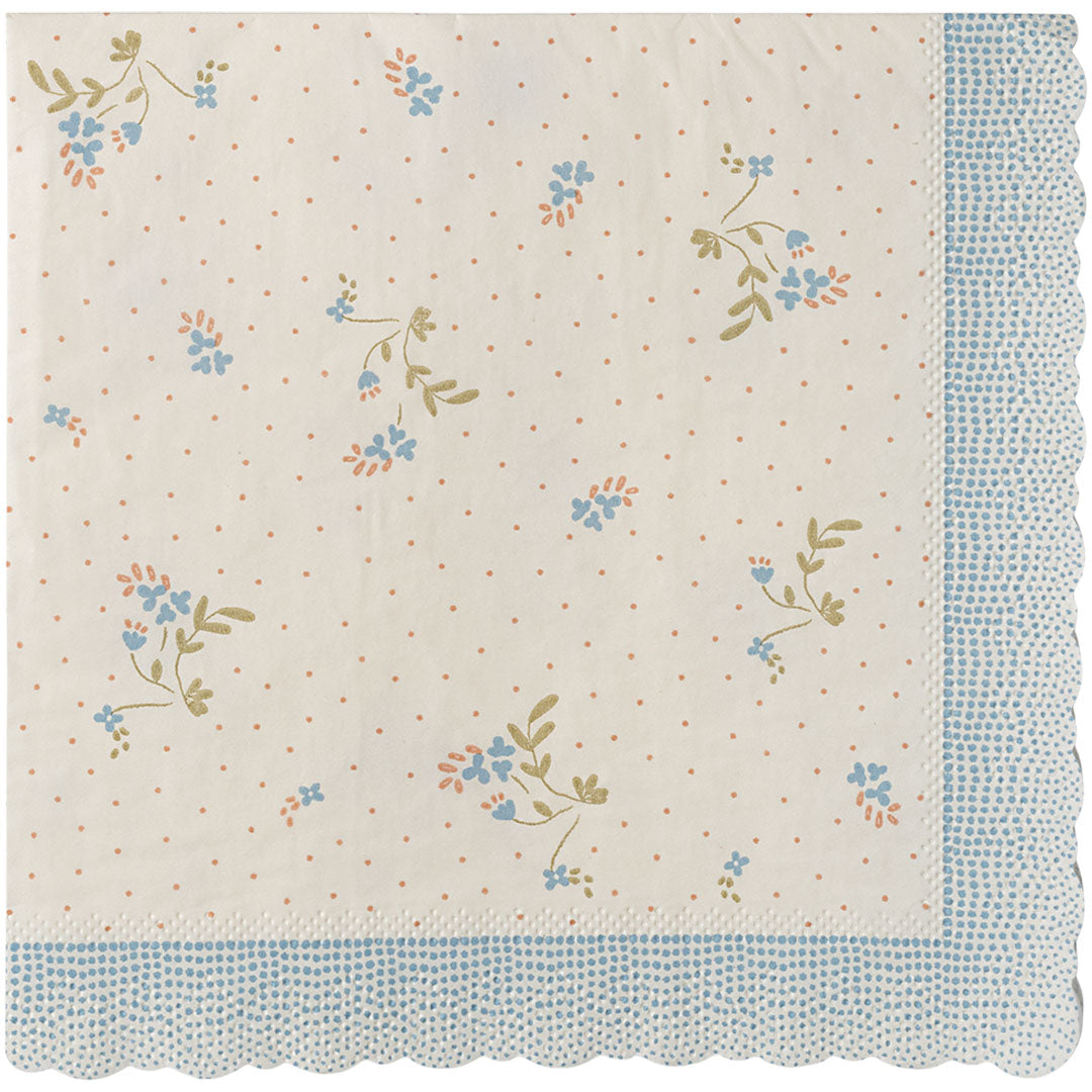 Maileg papieren servet met een patroon van blauwe bloemen, groene blaadjes en oranje stippen, met een blauwe stippenrand en golvende zijkanten.