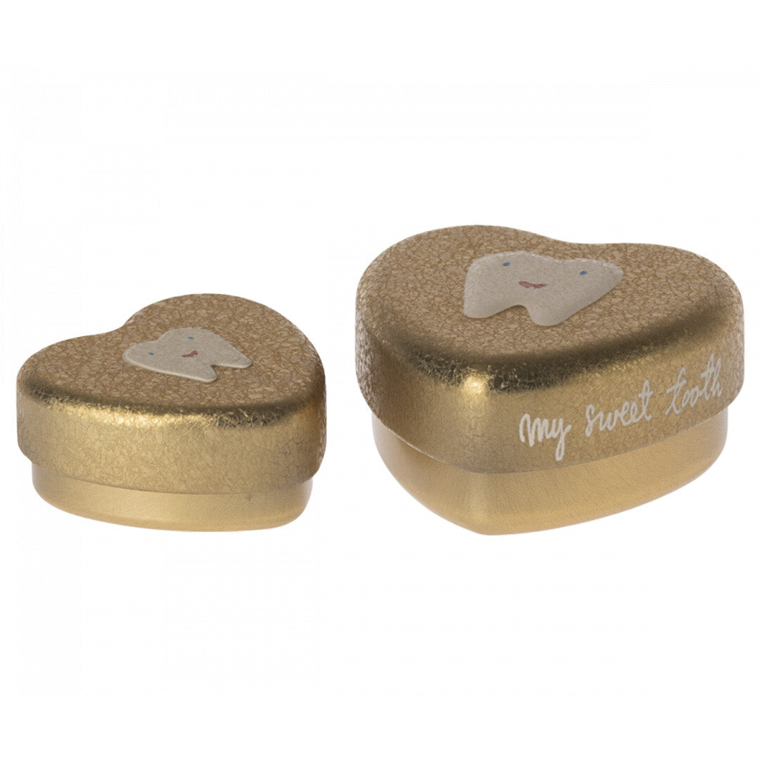Twee gouden Maileg hartvormige tandendoosjes met een tandfiguur en de tekst 'my sweet tooth'.