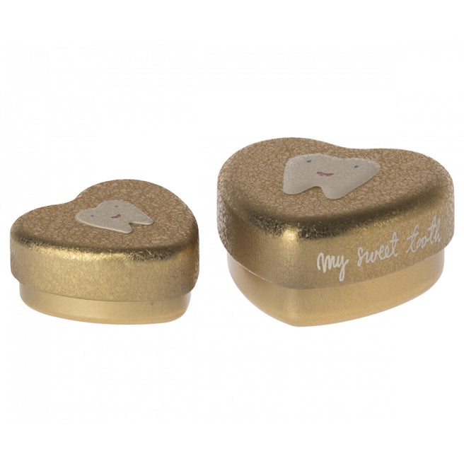 Twee gouden Maileg hartvormige tandendoosjes met een tandfiguur en de tekst 'my sweet tooth'.