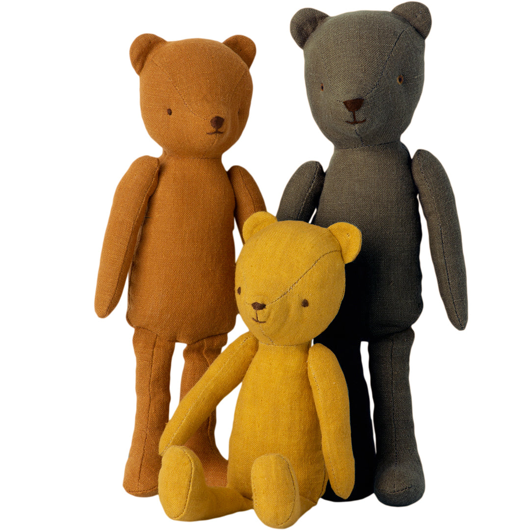 Drie Maileg stoffen knuffelberen in geel, bruin en donkergrijs.