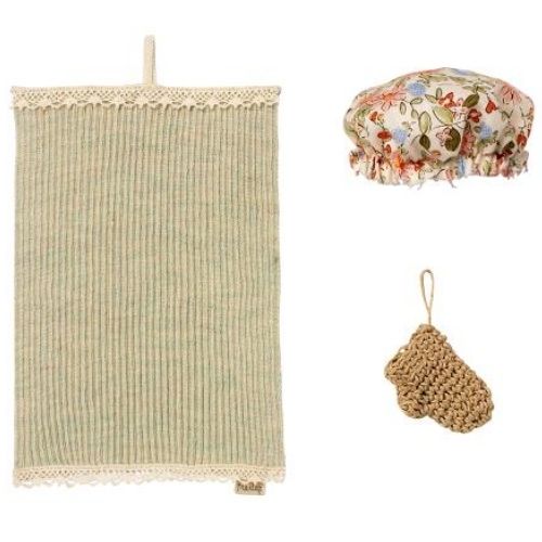 Maileg wellness set voor poppen met een gestreepte handdoek, gebloemde douchemuts en gebreide washand.