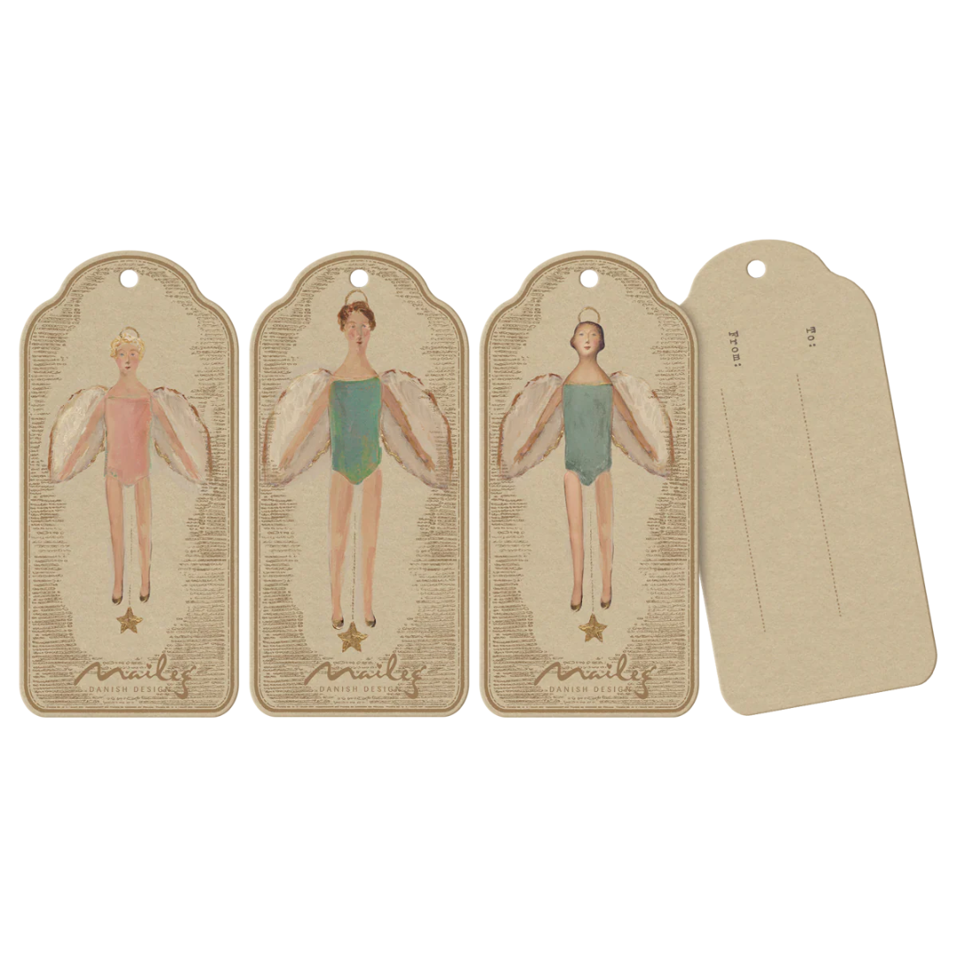 Vier Maileg cadeaulabels van beige karton, waarvan drie met engel figuren en één met 'From/To' velden.