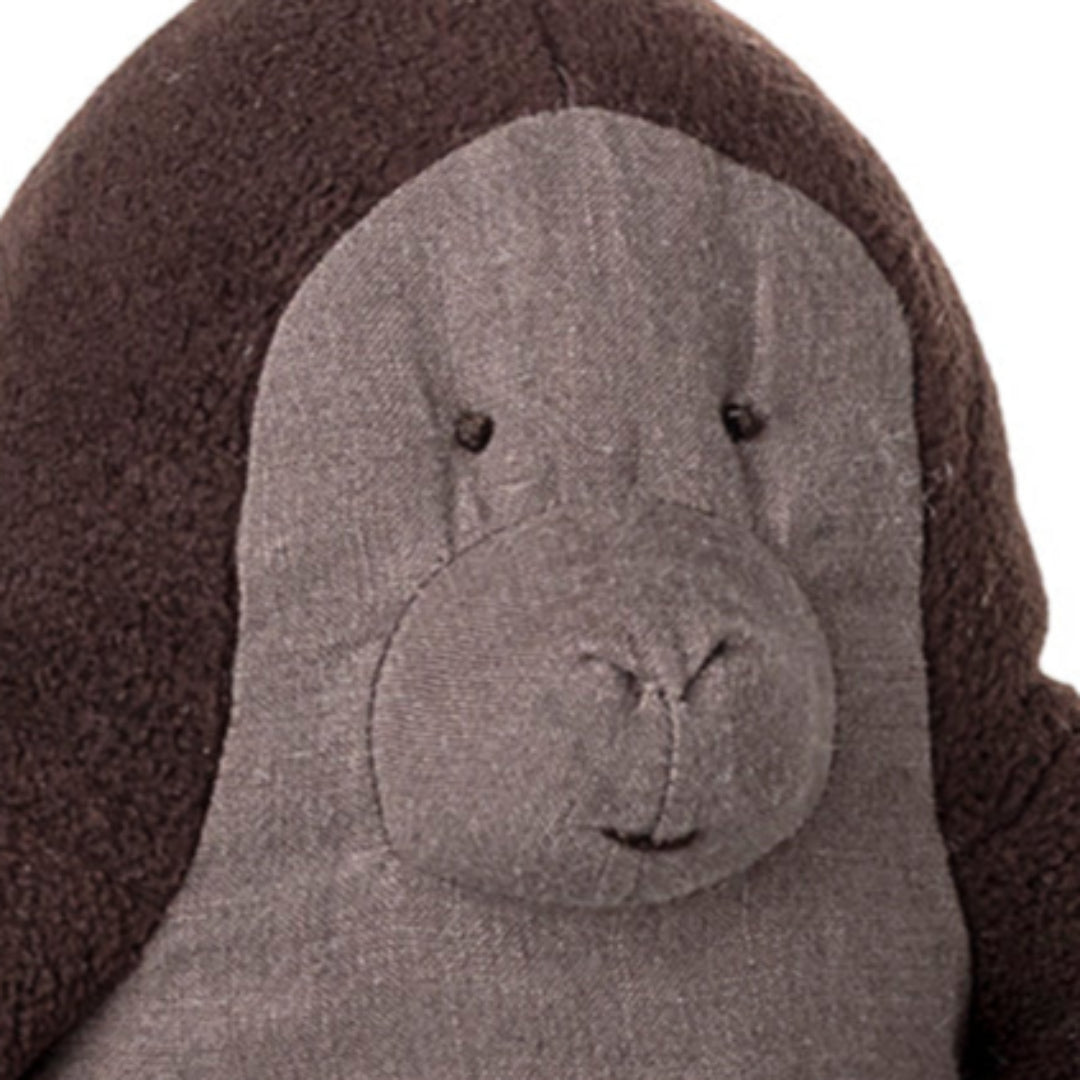 Close-up van het gezicht van de pluchen knuffelgorilla.