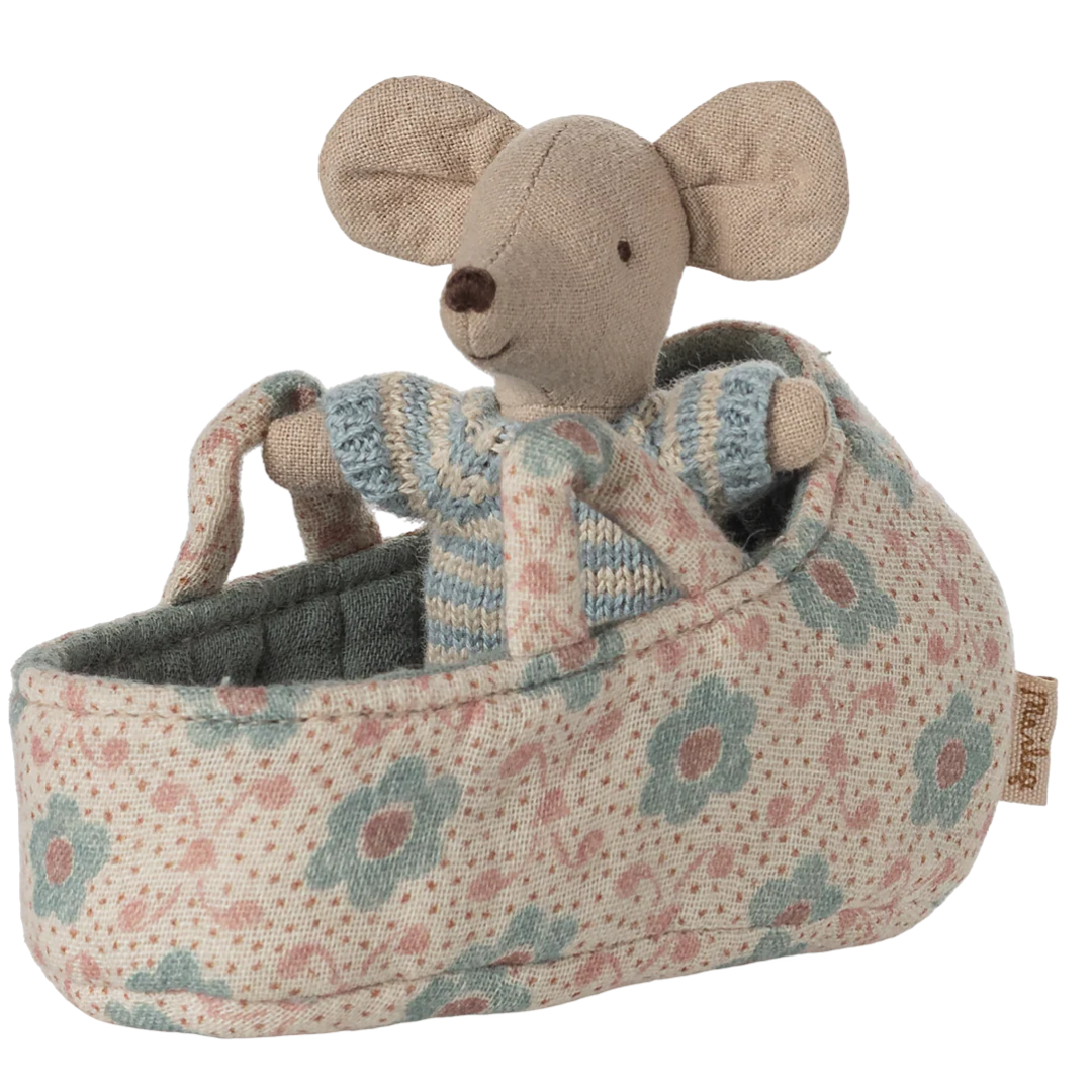 Maileg babymuis knuffel in gestreepte outfit zittend in een gebloemde poppenreiswieg.