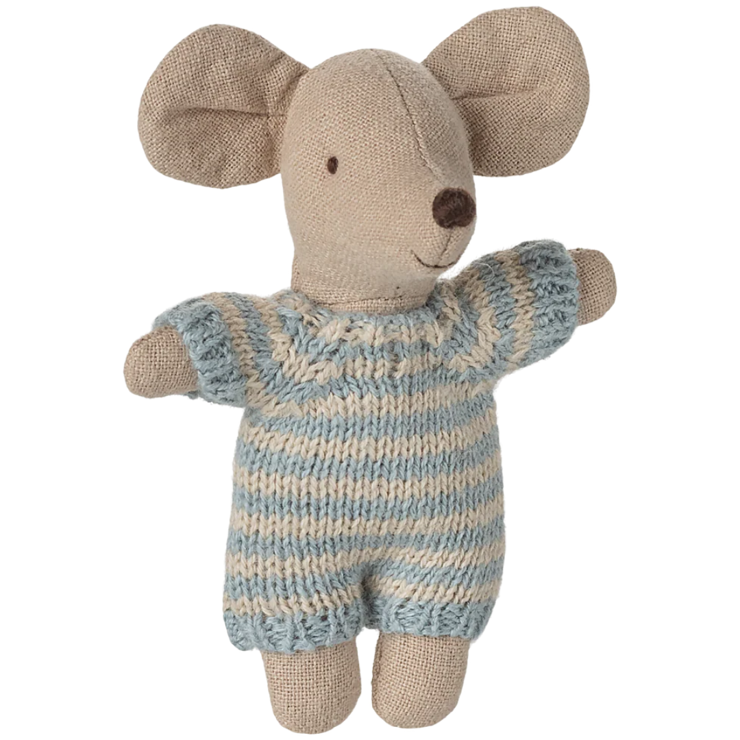 Close-up van de Maileg babymuis knuffel in een blauw-beige gestreepte outfit.