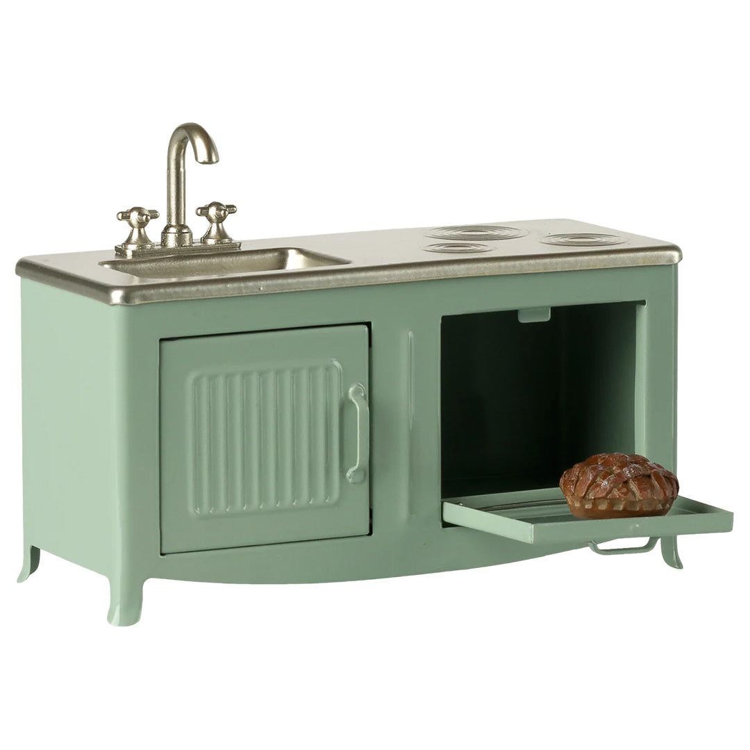 Maileg poppenhuis keuken in lichtgroen met open oven en een broodje op de uitschuifbare bakplaat.